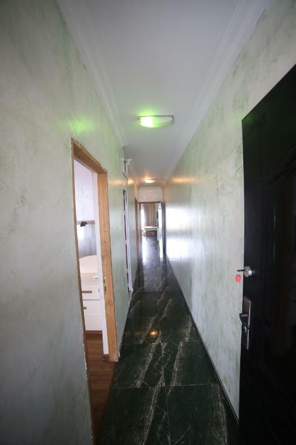 Makvalas Apartment In Batumi Centre ภายนอก รูปภาพ