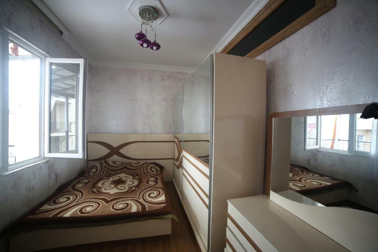 Makvalas Apartment In Batumi Centre ภายนอก รูปภาพ